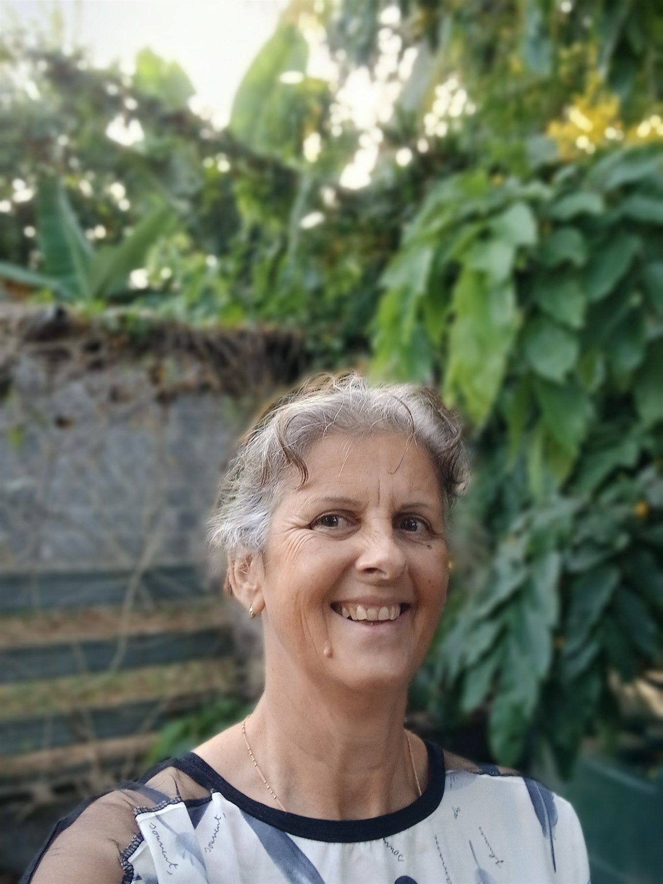 Sylvaine Durand, microkinésithérapeute à Petite-Île, dans son jardin